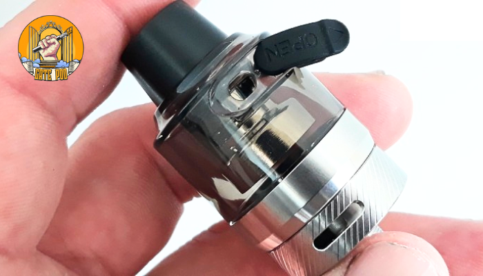 Kiểm tra bình chứa tinh dầu - phương pháp khắc phục hút vape bị bắn tinh dầu